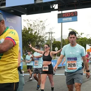 Corredoras sonríen después de completar la Media Maratón.