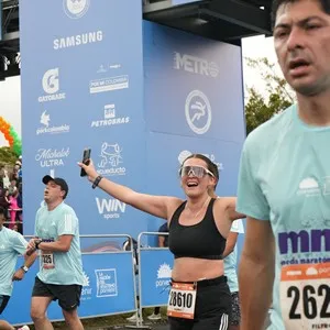 Grupo de atletas celebra el final de los 21K en Bogotá.