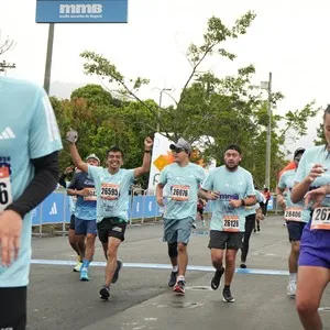 Runners festejan después de completar los 10K.