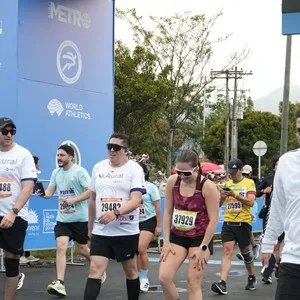 Corredoras celebran su logro deportivo en Bogotá.
