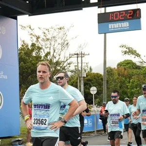 Grupo de runners festeja al terminar la carrera.