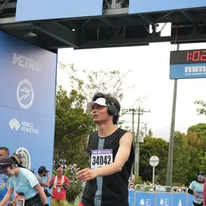 Atletas comparten la emoción de terminar la competencia.