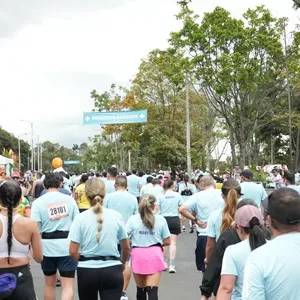 Corredoras celebran juntas después de completar la carrera.
