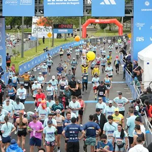 Grupo de atletas disfruta el momento de la llegada.