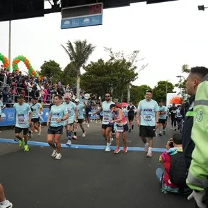 Runners muestran alegría tras terminar la Media Maratón de Bogotá.