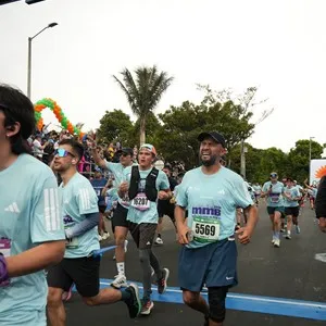 Corredores celebran su llegada a la meta en Bogotá.