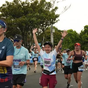 Corredoras disfrutan el momento posterior a los 21K.