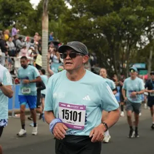 Grupo de corredores celebra el logro de completar los 10K.