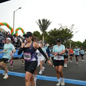 Participantes comparten la alegría de terminar la carrera.