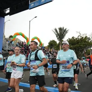 Atletas celebran juntos el final de la Media Maratón de Bogotá.