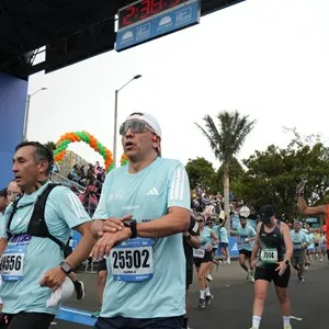 Corredores participan en la Media Maratón de Bogotá durante la jornada deportiva.