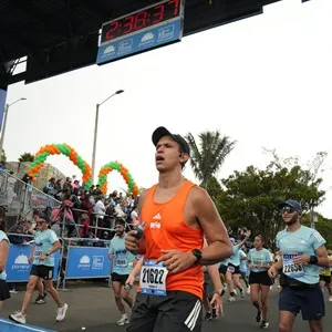 Atletas recorren Bogotá mientras compiten en la Media Maratón.