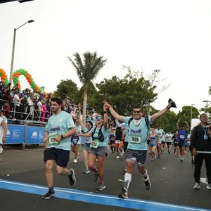 Participantes avanzan por el recorrido oficial de la carrera.