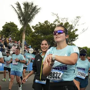 Corredoras corren juntas durante la Media Maratón de Bogotá.