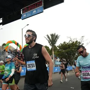 Grupo de corredores avanza por el circuito de la Media Maratón.