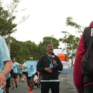 Corredores recorren el circuito de la carrera en la capital colombiana.