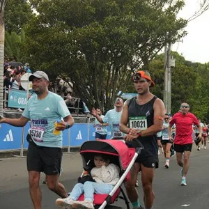 Atletas participan en una jornada de running por Bogotá.