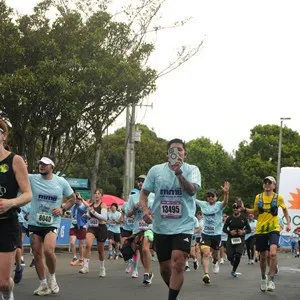Grupo de runners recorre las calles de la capital durante la carrera.