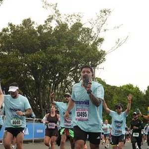 Corredores completan parte del recorrido de la Media Maratón.