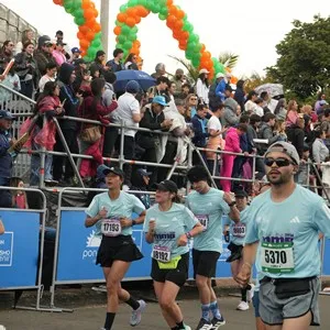 Atletas avanzan juntos durante la competencia deportiva.