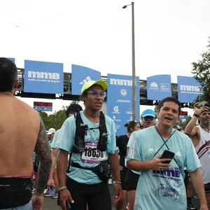 Grupo de corredores disfruta la jornada deportiva en Bogotá.