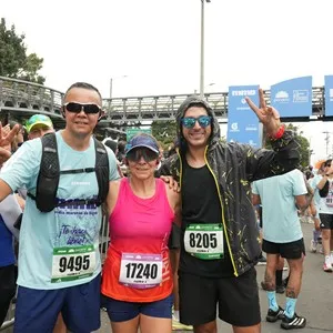 Corredora avanza durante la jornada deportiva de la carrera.