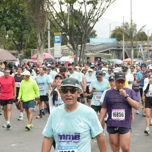 Corredora completa kilómetros de la carrera en Bogotá.