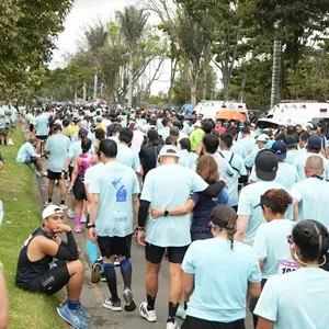 Atleta avanza por las calles de Bogotá durante la carrera.