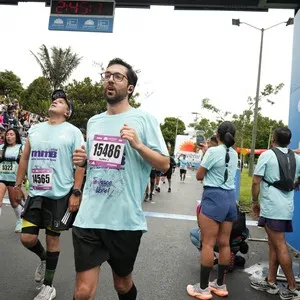 Corredora participa en una jornada de running en Bogotá.