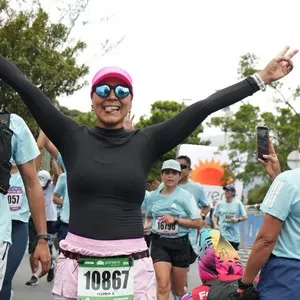 Atleta completa parte del trazado de la carrera.