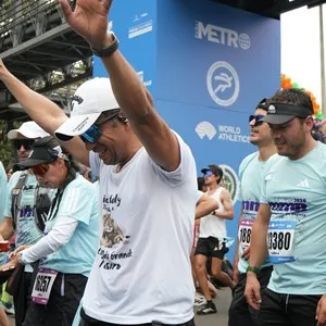 Corredora avanza durante la competencia atlética en Bogotá.