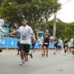 Atletas avanzan por el circuito de la Media Maratón.