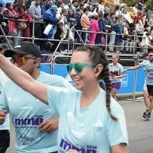 Participantes disfrutan el recorrido de la carrera en Bogotá.