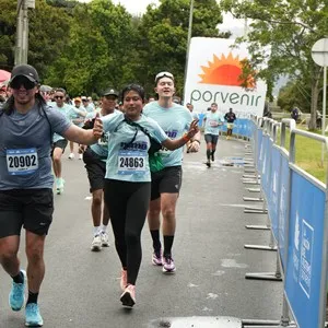 Runners participan en la jornada atlética de la capital.