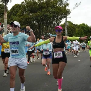Grupo de atletas recorre el trazado de la competencia.