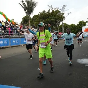 Corredores avanzan durante la jornada de running en Bogotá.