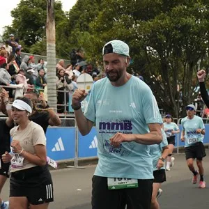 Corredoras disfrutan la experiencia de la Media Maratón.