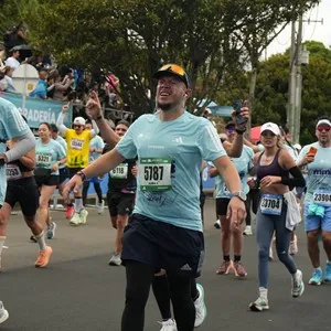 Runners recorren el circuito urbano durante la carrera.