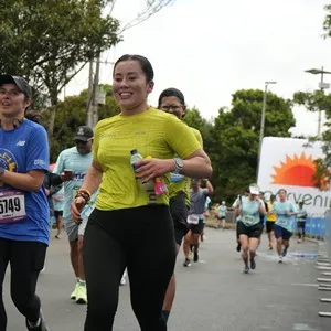 Runners completan parte del circuito de la competencia.