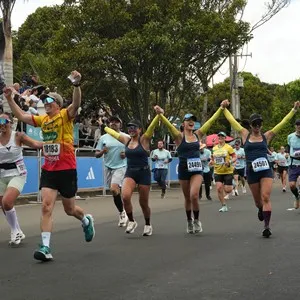 Corredores disfrutan la jornada de running en Bogotá.