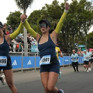 Atletas recorren la ciudad durante la carrera.