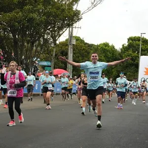 Participantes avanzan juntos durante la Media Maratón de Bogotá.