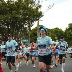 Corredoras recorren el circuito de la carrera en Bogotá.