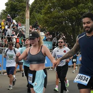 Grupo de corredores completa kilómetros de la competencia.