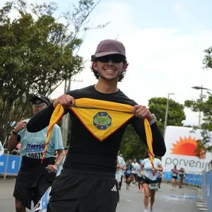Runners participan en el recorrido urbano de la capital.