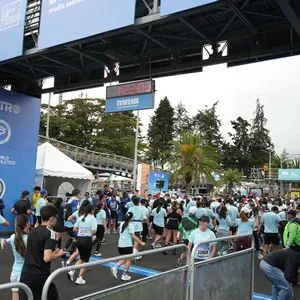 Corredores recorren el trazado oficial de la carrera.