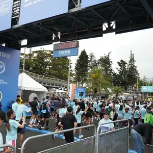 Participantes corren por Bogotá durante la Media Maratón.