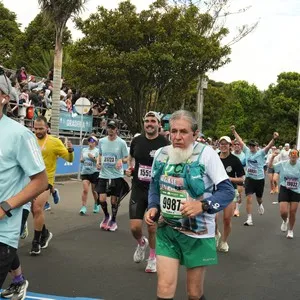 Grupo de atletas disfruta el ambiente de la carrera.