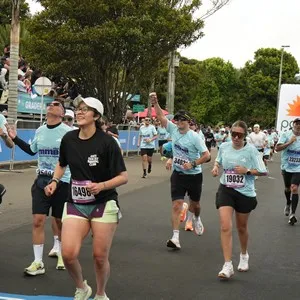 Runners avanzan juntos por el circuito de Bogotá.