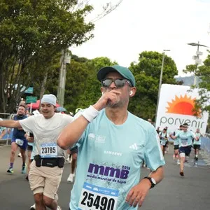 Participantes avanzan durante el recorrido de 21K.